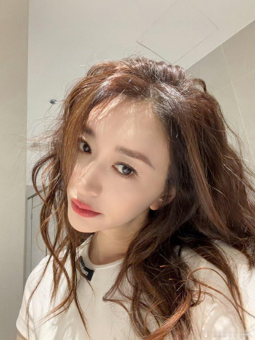 李小冉问为什么非要找个人呢李小冉郭京飞聊以后怎么办不想睡的星期五 和郭京飞聊天时