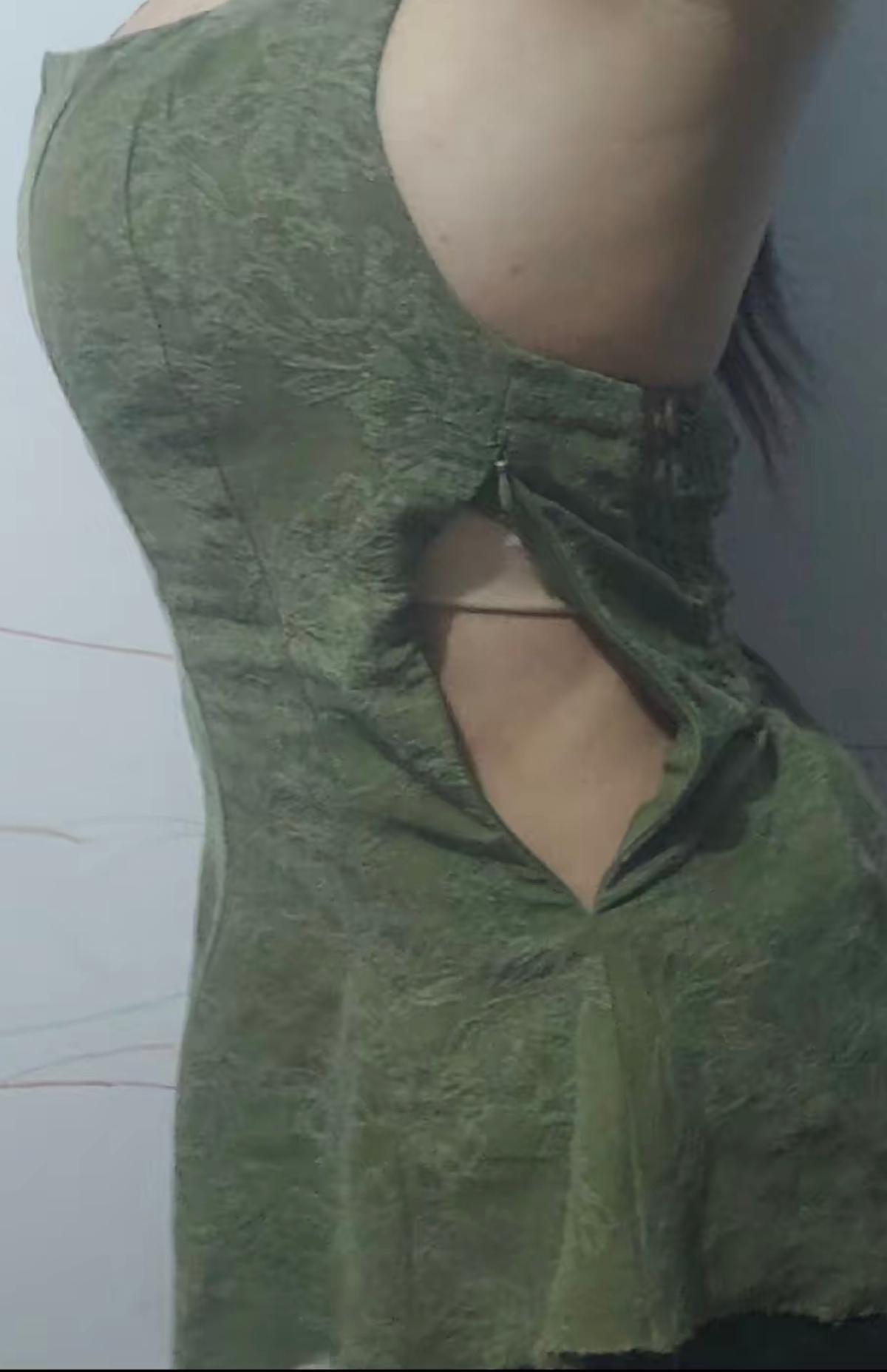 糗大了，美女出去逛街，忘拉拉链了[捂脸]
