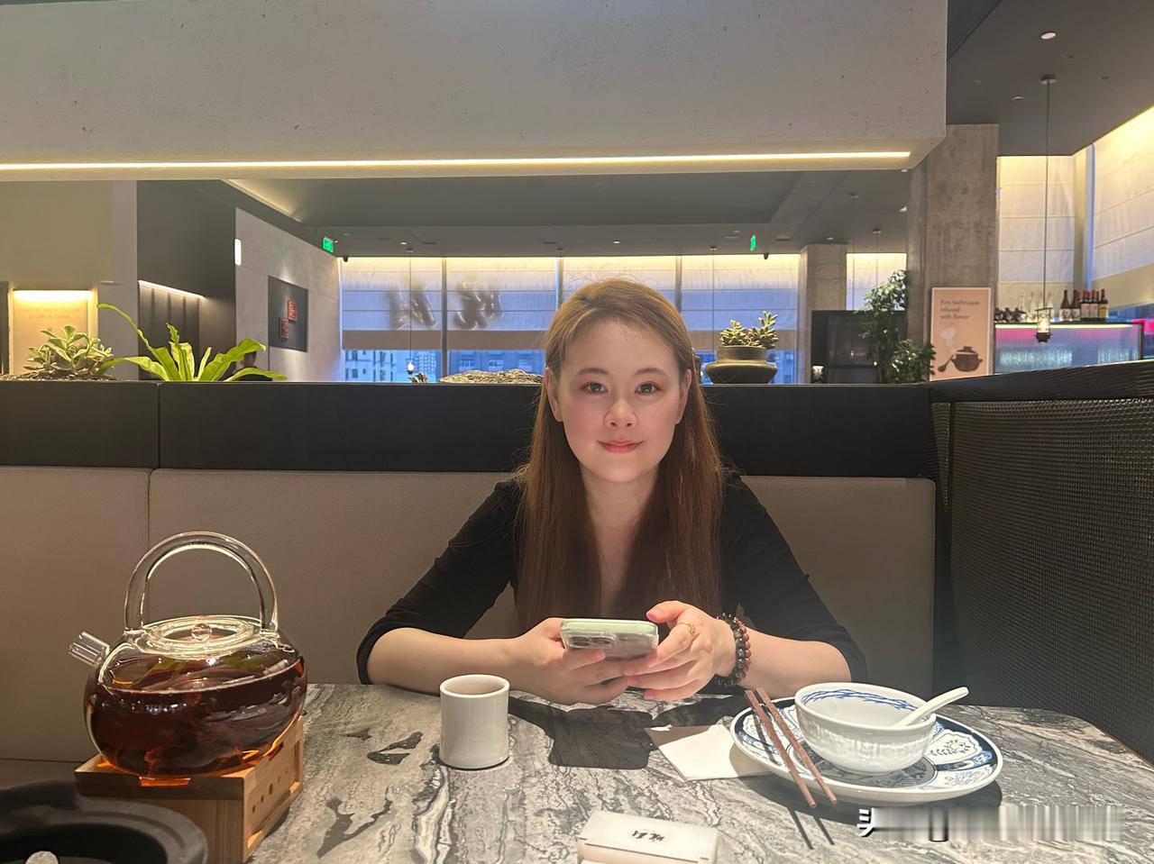 犹忆当年，年少青涩的她，
还是不经世事、懵懂天真的小姑娘，由身形英挺的父亲领着初