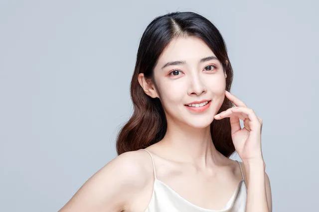 美女芳龄二十六
颜值超高且优秀
穿衣打扮很气派
韵意典雅更风流