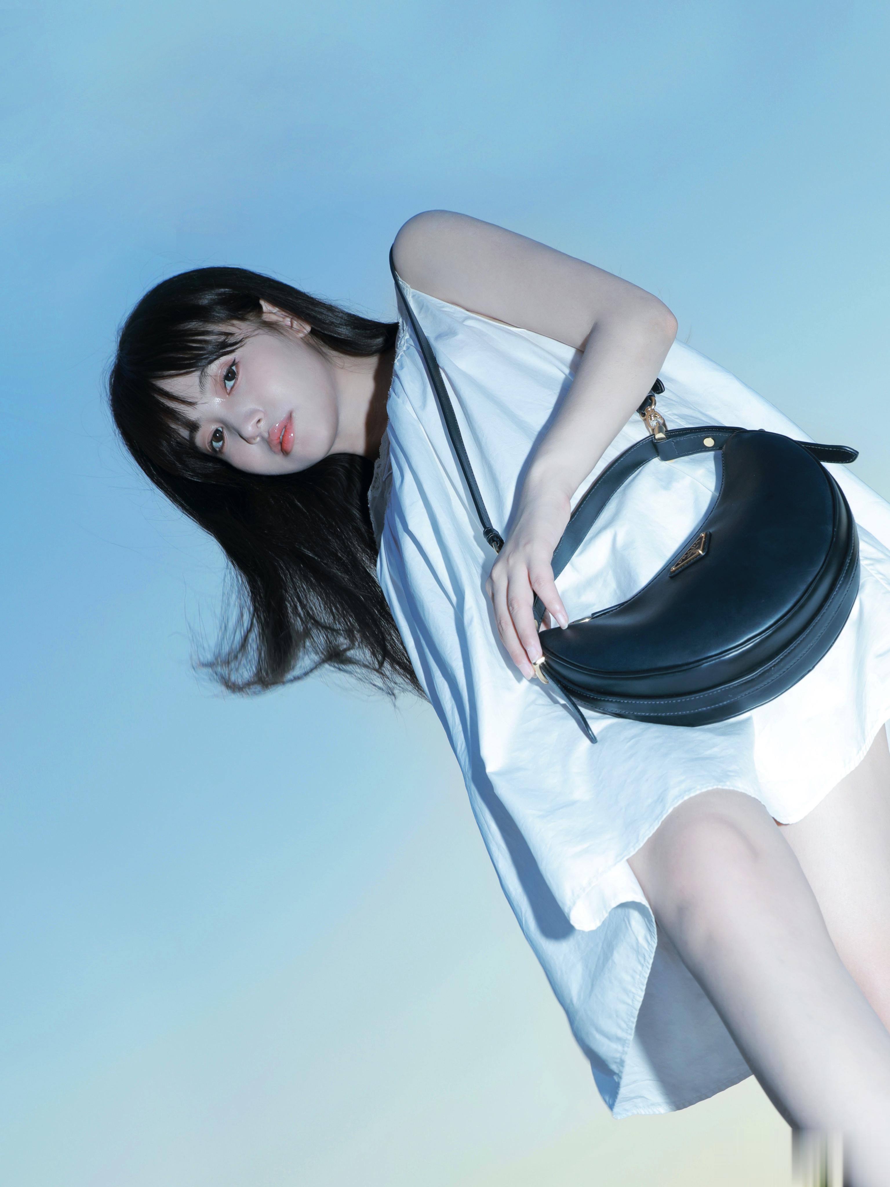 很靠近海 一直游到海水变蓝🌊#prada新月包 ​​​