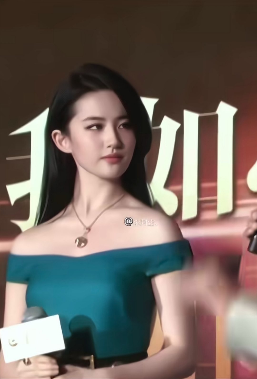 还是文人会形容，“点到为止的艳，不可方物的美”，温瑞安说的恰到好处，她穿绿色也尤