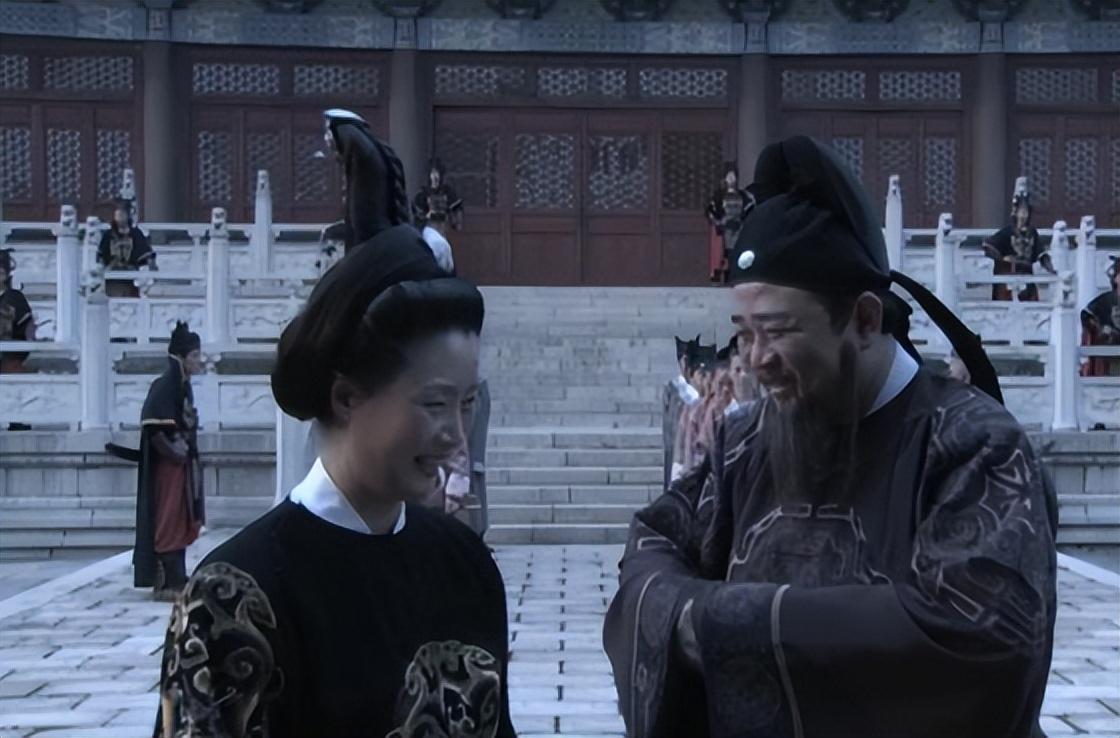 武则天看望病危的狄仁杰，狄仁杰提出了一个要求，武则天含泪答应。五年后，武则天叹气