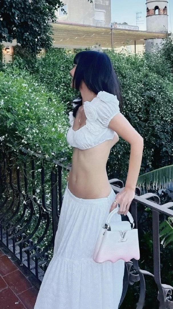 Lisa好薄一片 这姐真的是薄到让人怀疑她是不是纸片人成精，但动起来那个力度告诉