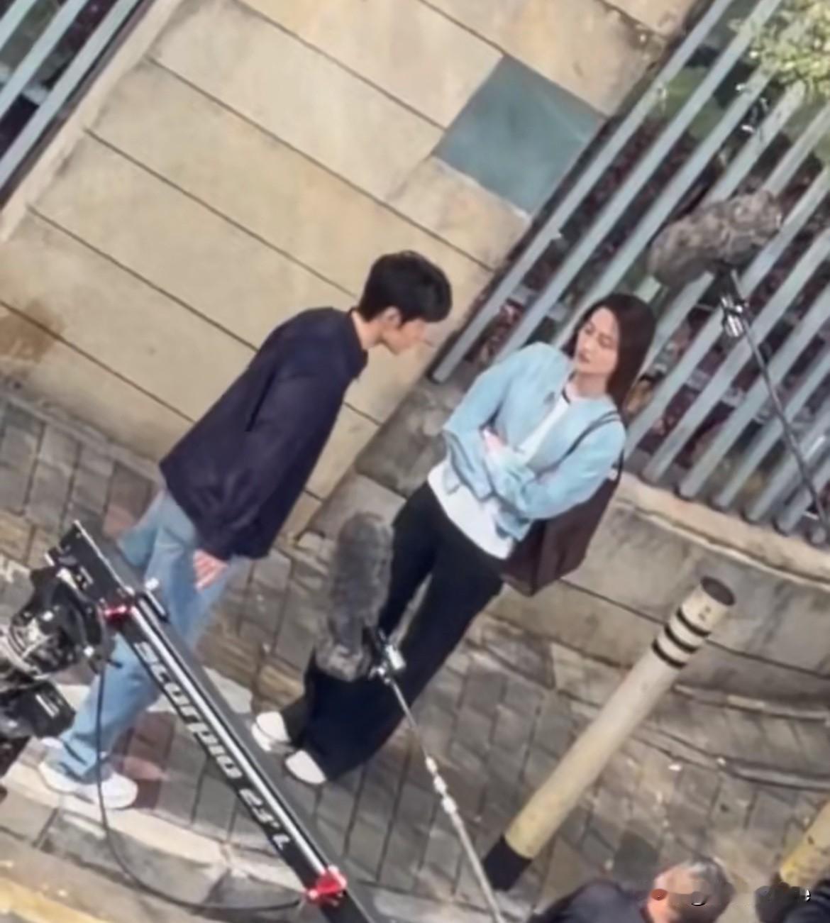 2月8日，肖战《小城良方》深圳最新路透
剧组小范围封路拍摄肖战剧中被甩片段，因为