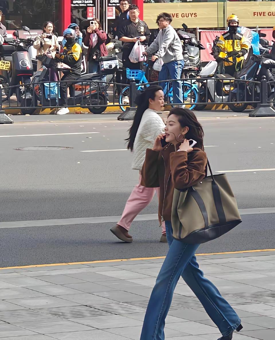 都市街拍：时尚穿搭与街头风景的完美结合。春风吹气，秀发飞扬，迷人甜酷街拍大片 街