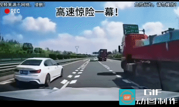 前面黑车司机违规占道停车要下高速，但视频车司机也明显经验不足、预见性差。
视频车