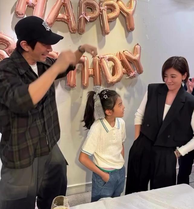 贾静雯晒全家福小女儿庆生，8岁波妞浓眉大眼继承妈妈美貌，一家子全是高颜值
近日，
