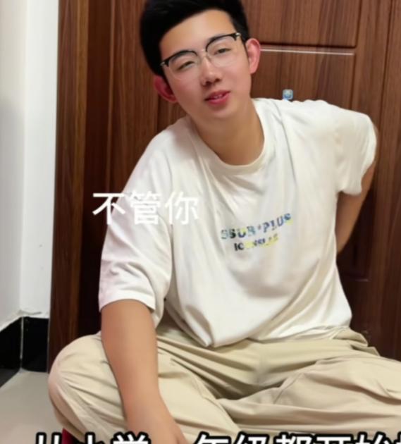 安徽一男孩，高考结束回家后，一把将妈妈拉进房间里，神神秘秘拿出一个袋子："妈妈，