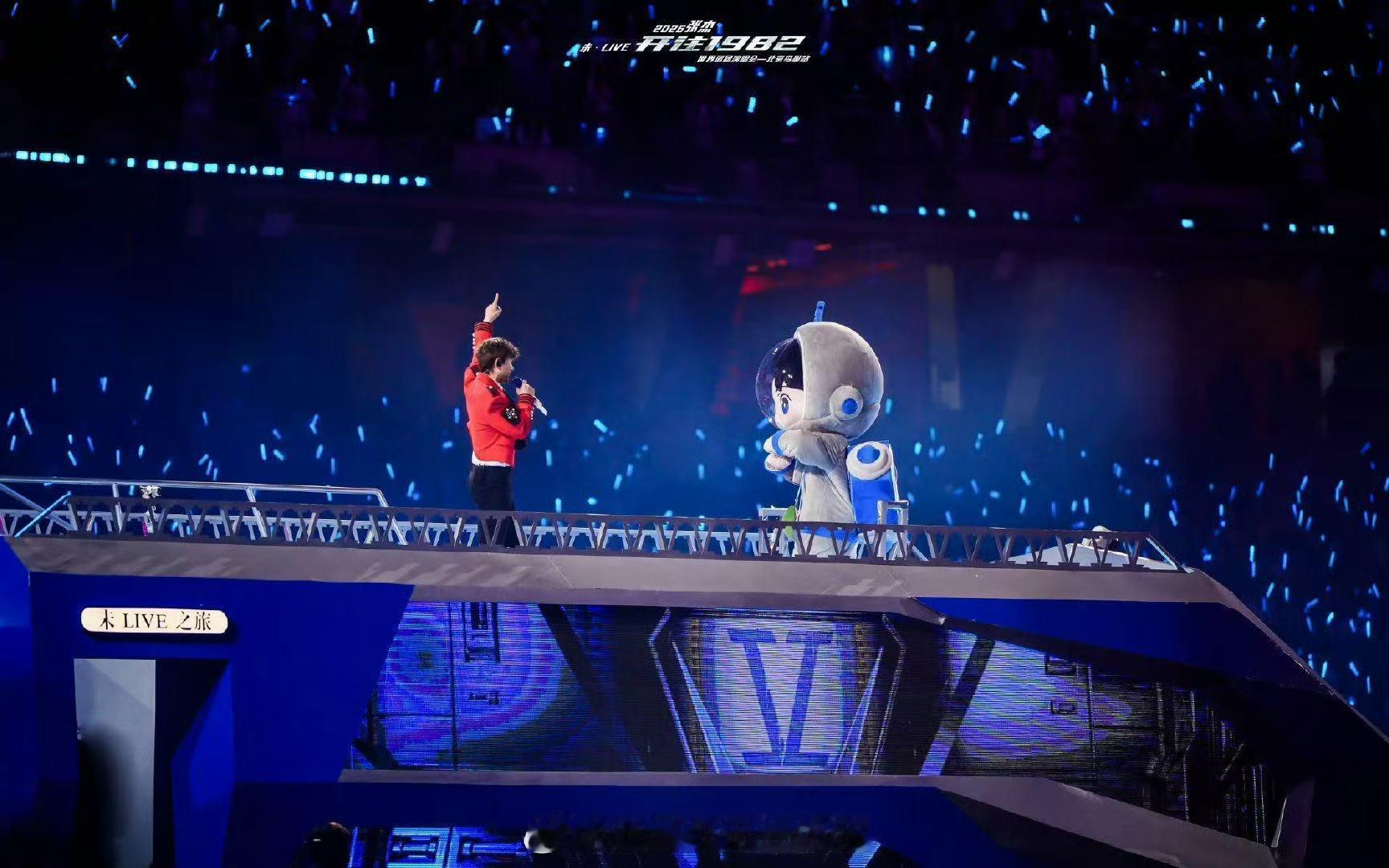 张杰鸟巢工作人员有四百多人光鲜舞台的背后从不孤单，四百多位工作人员全力护航，感谢