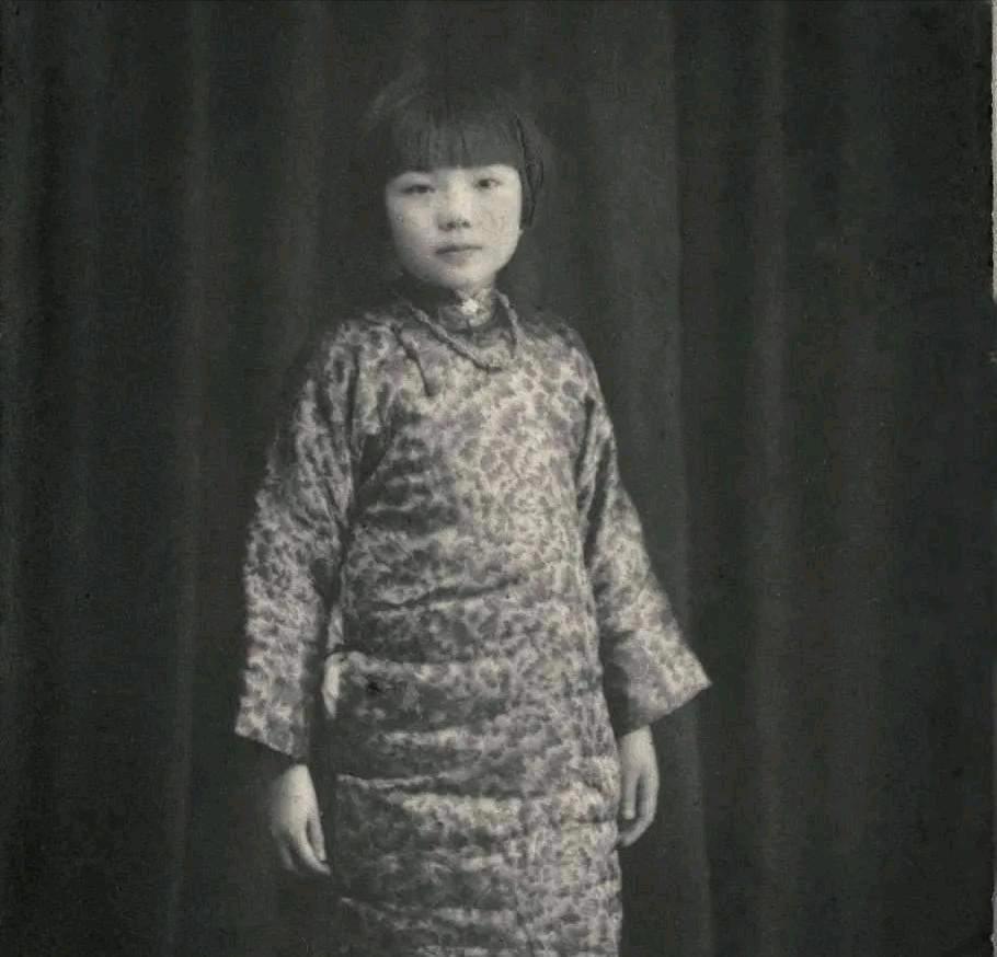 1929年，18岁的丫鬟来凤在厨房偷偷生下孩子，被老妈子发现状告给当家主母，主母