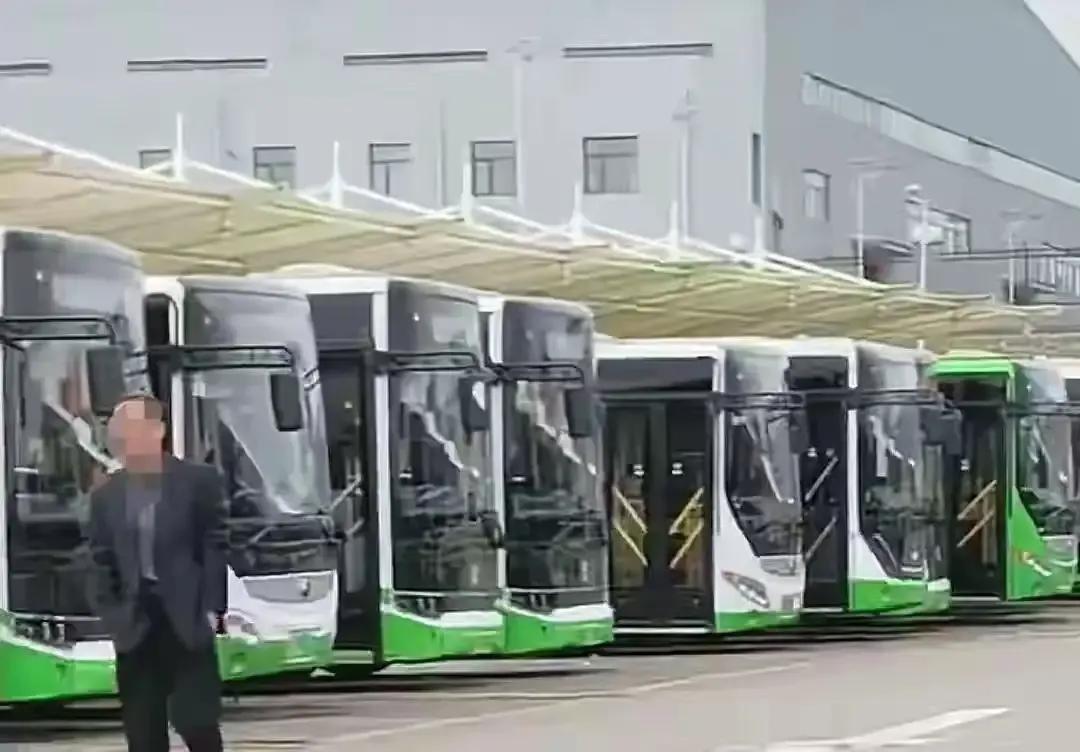 八天国庆中秋长假刚过，十月九日的铜城白银便因公交集体停运而冲上热搜。
据白银公交