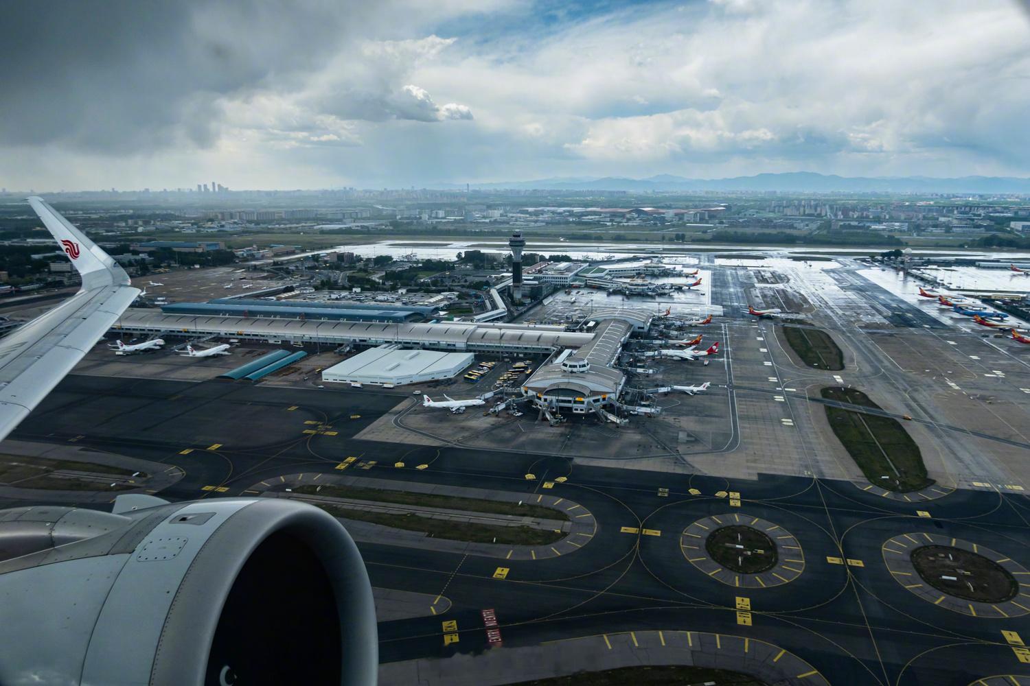 航空物语❌铁路物语✅冷涡局部阵雨✅PS：今年北京郊区的山绿得好早，大秦铁路特别有