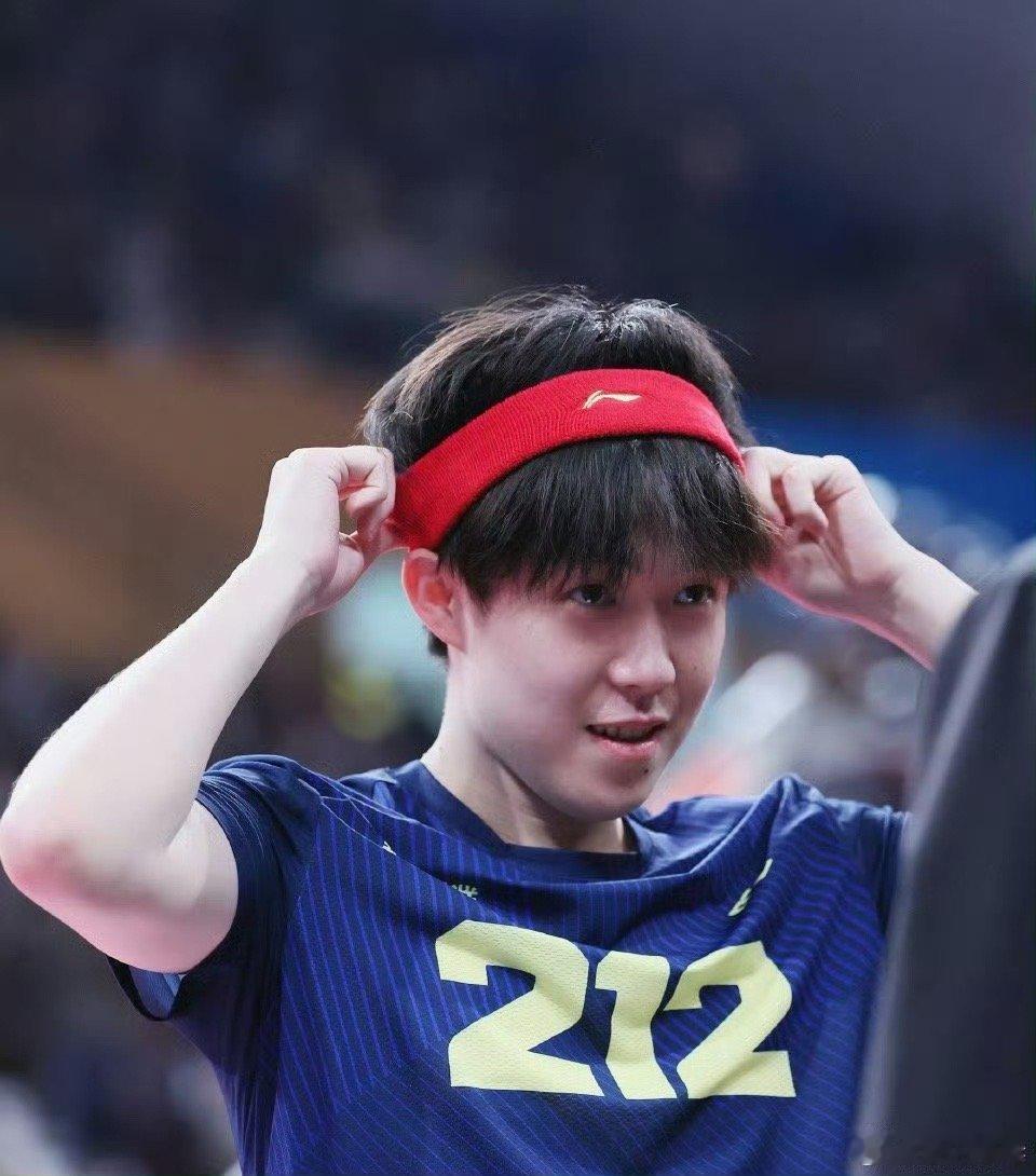 王楚钦说与樊振东的技术差不多 好可怕的饭圈粉丝[苦涩]王楚钦采访说了五分钟的话 