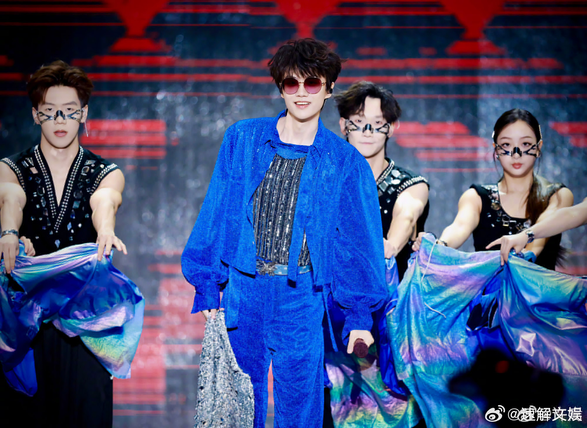 许嵩抢票武汉抢票圆满落幕，无数人圆梦青春线下之约。杭州站想看热度稳步上涨，一起助