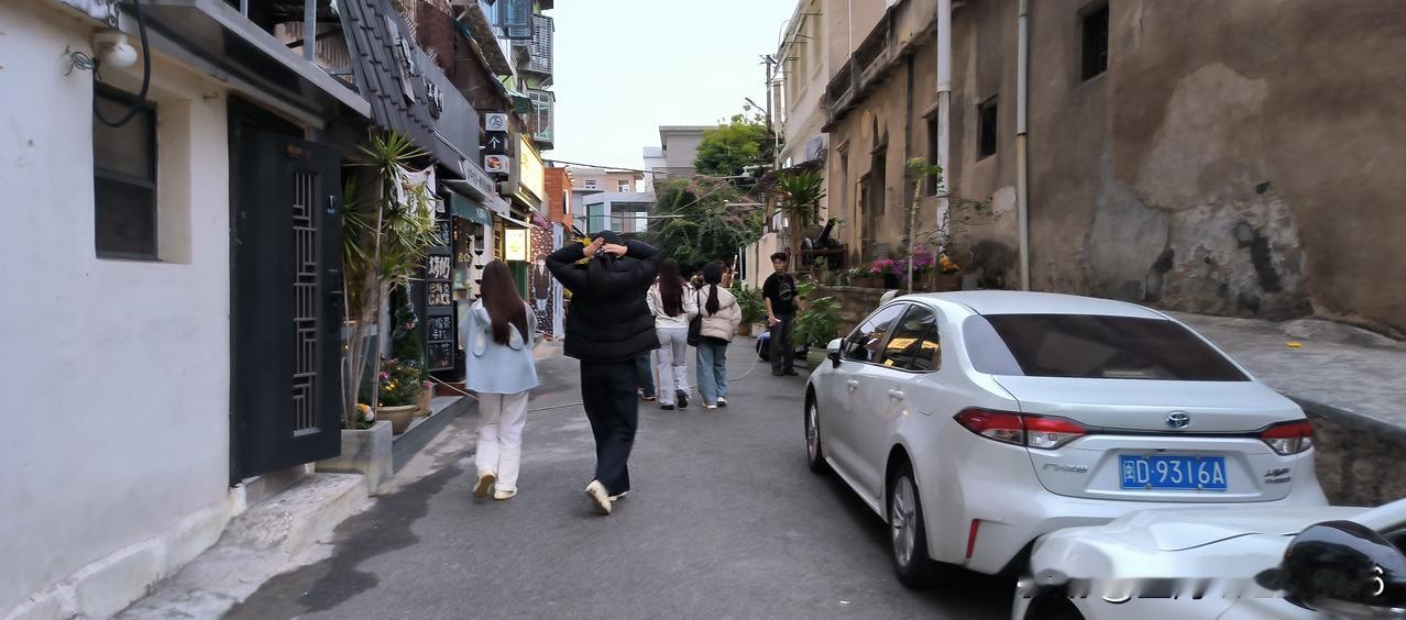 厦门有许多小巷，藏着不少具有闽南特色的美食店，漫步其中，能感受到独特的烟火气！