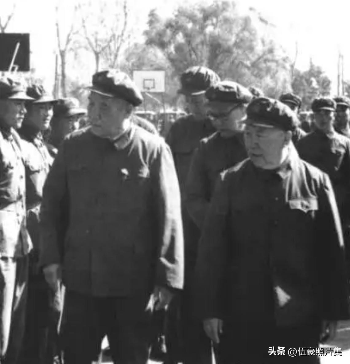 1977年，时任中国人民解放军副总参谋长李达上将（前右二）在济南军区检查工作期间