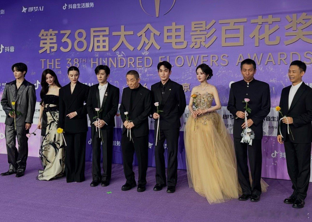 百花奖红毯惊蛰剧组来了，看到好久不见的张译！！！ 