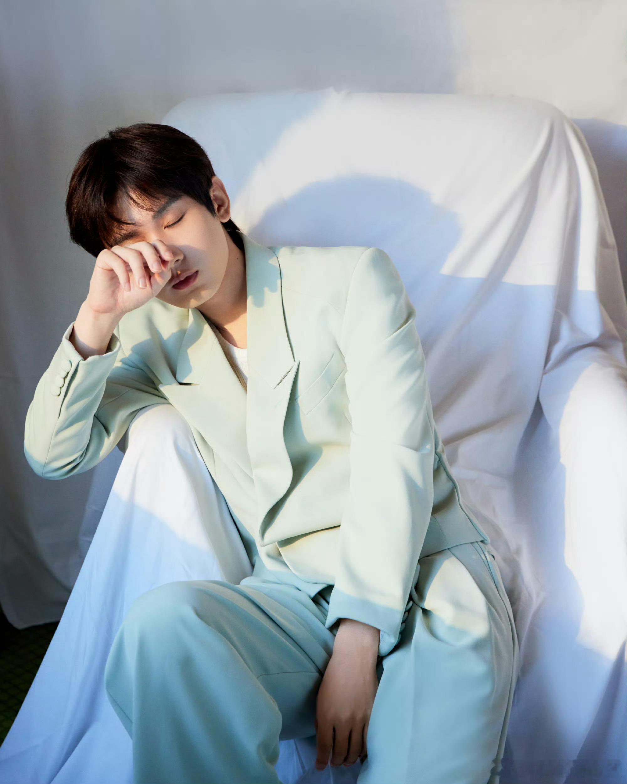 cy成毅，站在光下总是会有阴影，但是我们都相信你一定能突破阴影限制，追到属于自己