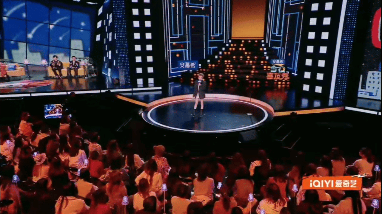 张踩铃说以前跨年舞台都是巨星唱跳，现在打开一看是张杰谢娜就换台了，出来的是黄子韬