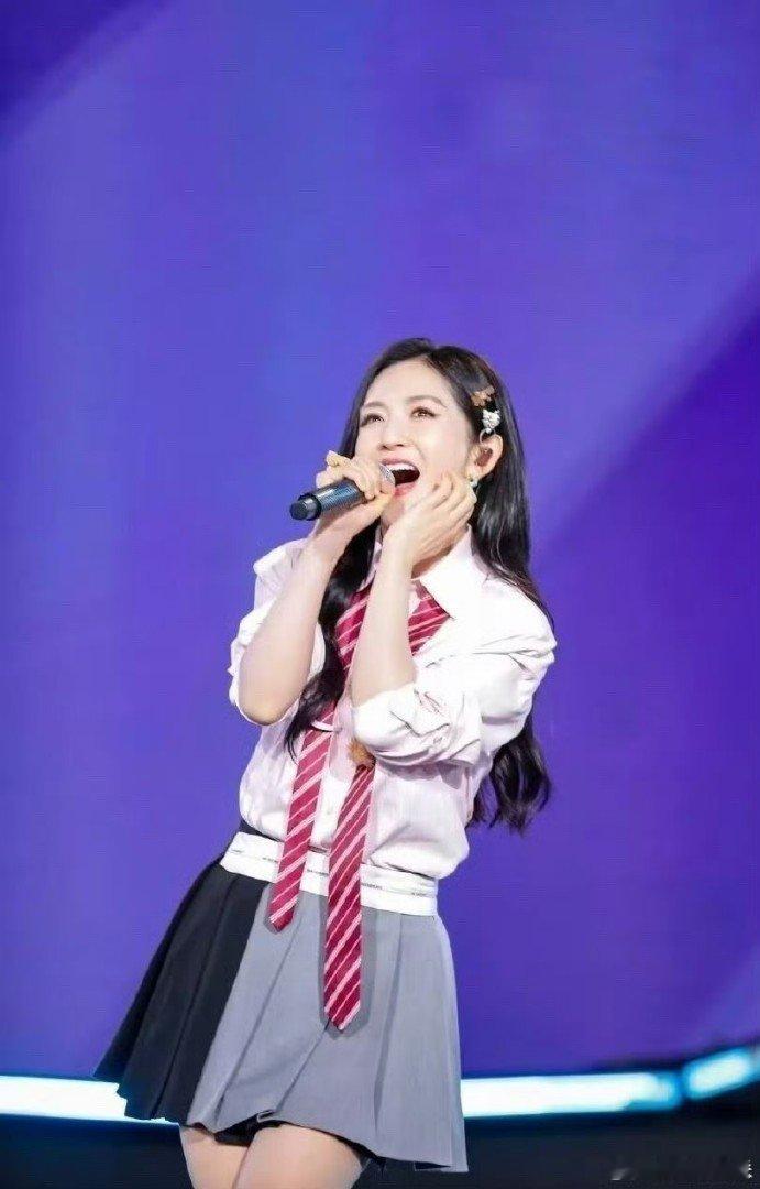 谢娜电影是青春是我们电影中青春似璀璨星光，谢娜与它的故事如潺潺溪流。在新征程，那