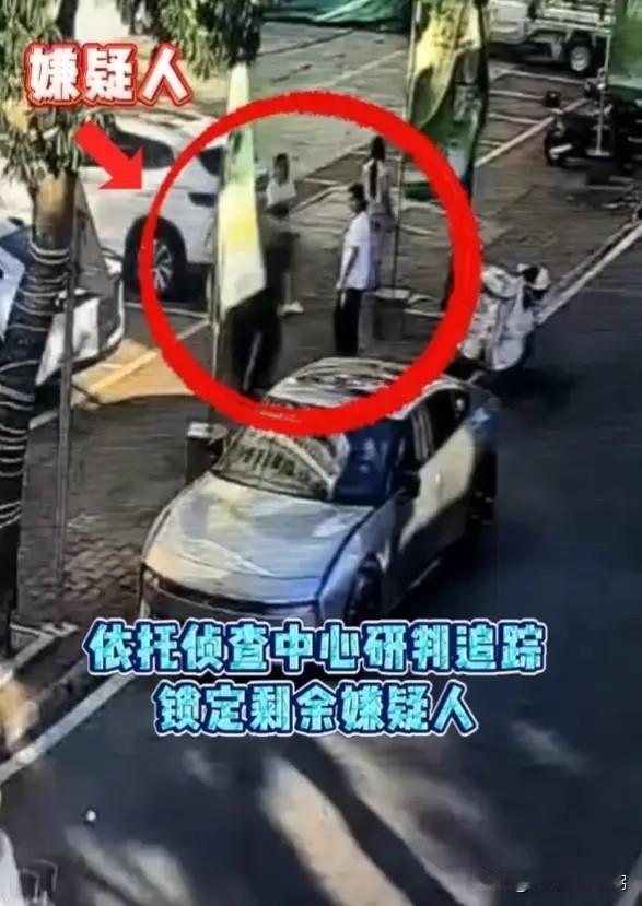 “简直太狂妄了！”5月30日传来消息，广东湛江三个小伙在路上拉别人车门偷东西。偷