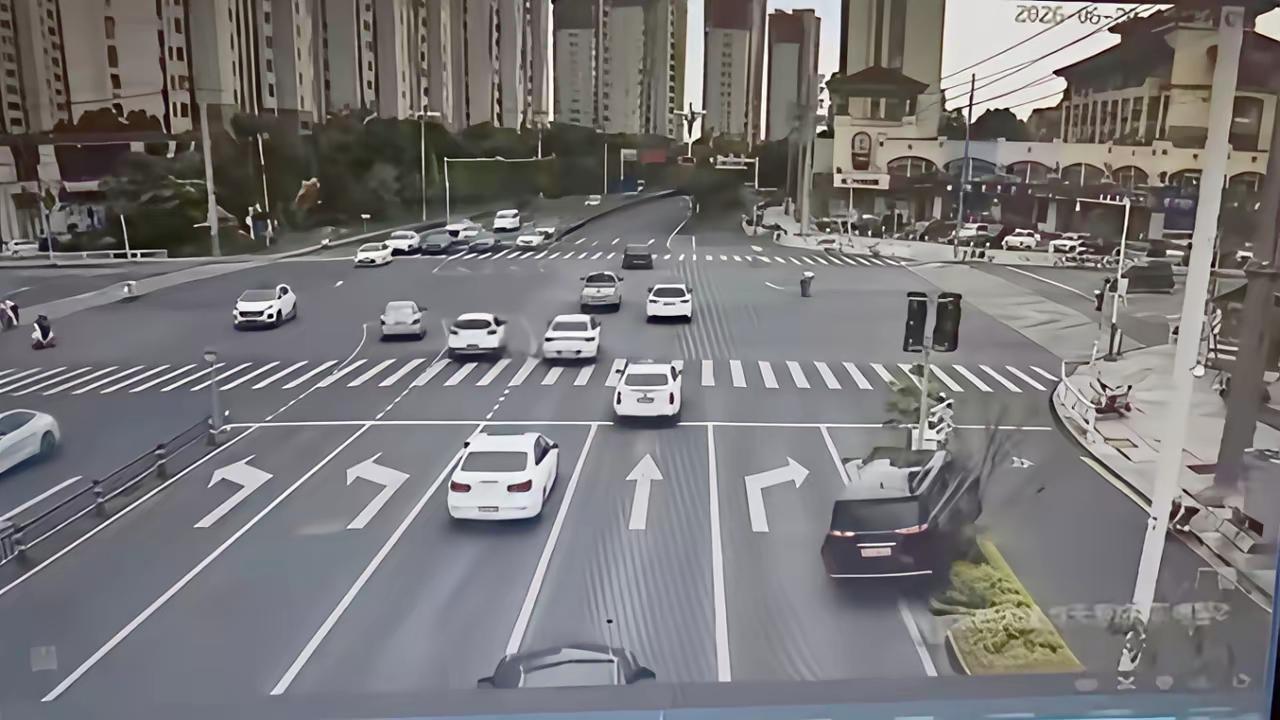 过失的代价太大了，两条无辜的生命就这么没了，事实再次证明，有的人真的不适合开车上