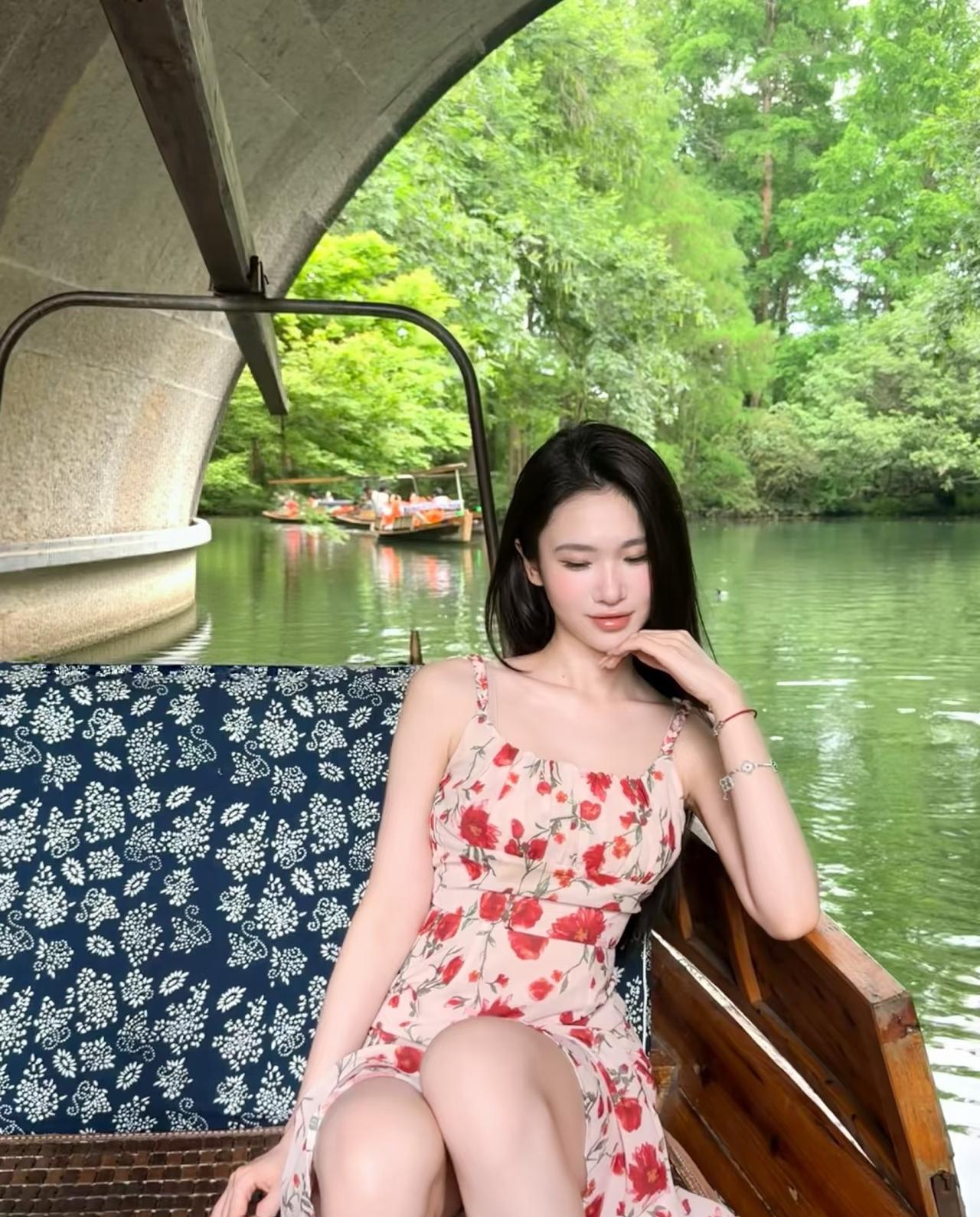西湖摇橹船🍃
 
乘一叶摇橹船慢悠悠荡进西湖，才懂杭州独有的温润木气。两岸草木