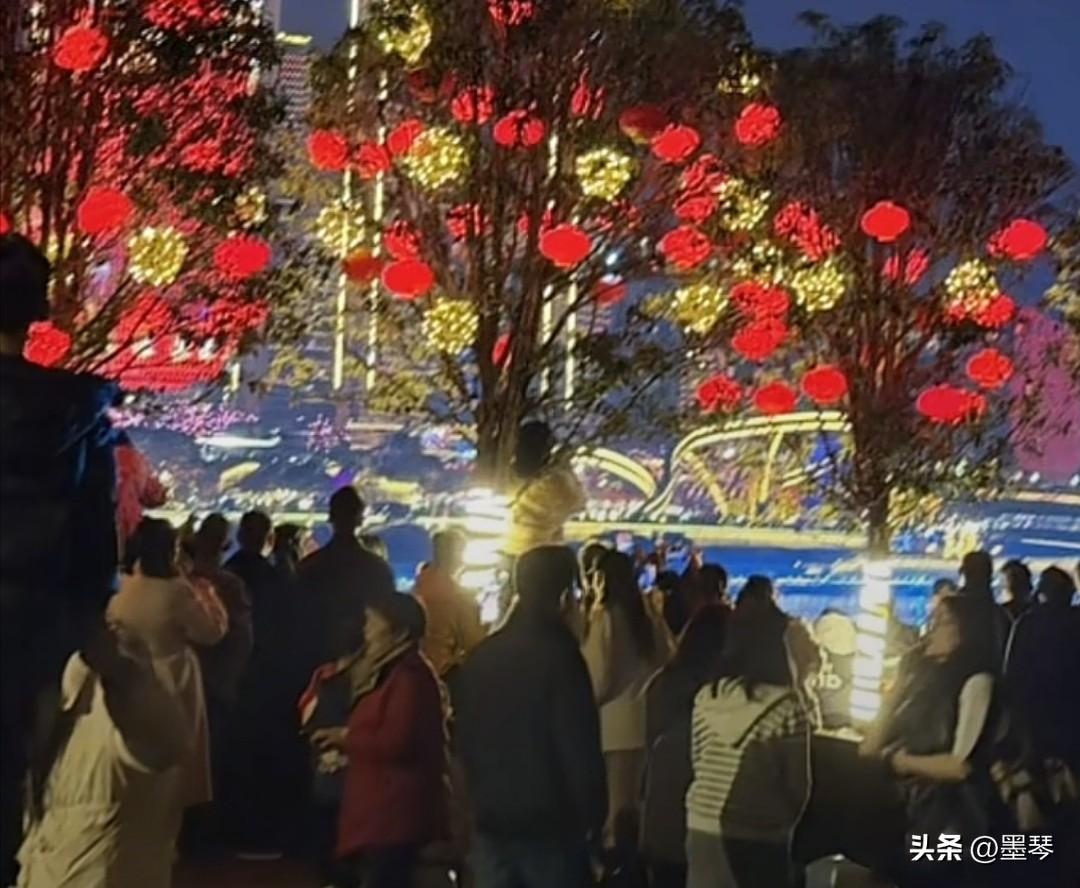 出来耍，今年的宜宾比往年更热闹[耶][比心]