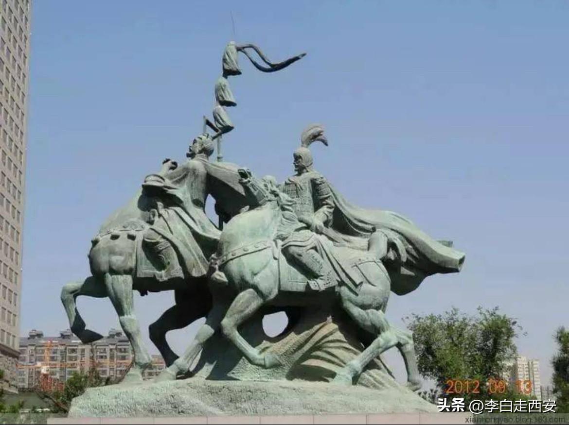 西安城墙玉祥门外到大庆路这一段

有两座地标性的雕塑，

一座是建于2003年的