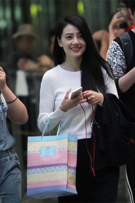 姐姐独有的温婉松弛感，日常出行气质清冷又柔和。偶尔出镜随手提着简约手提袋，搭配低