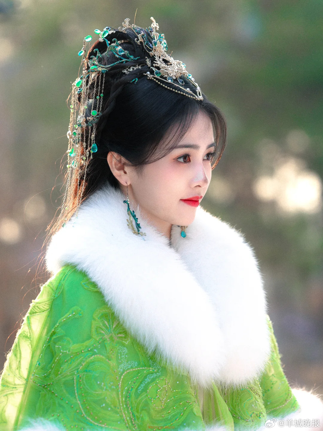 【#白鹿戏外温柔戏内气场全开#】#白鹿给助理呵呵做饭#生活里温柔暖心，为助理下厨