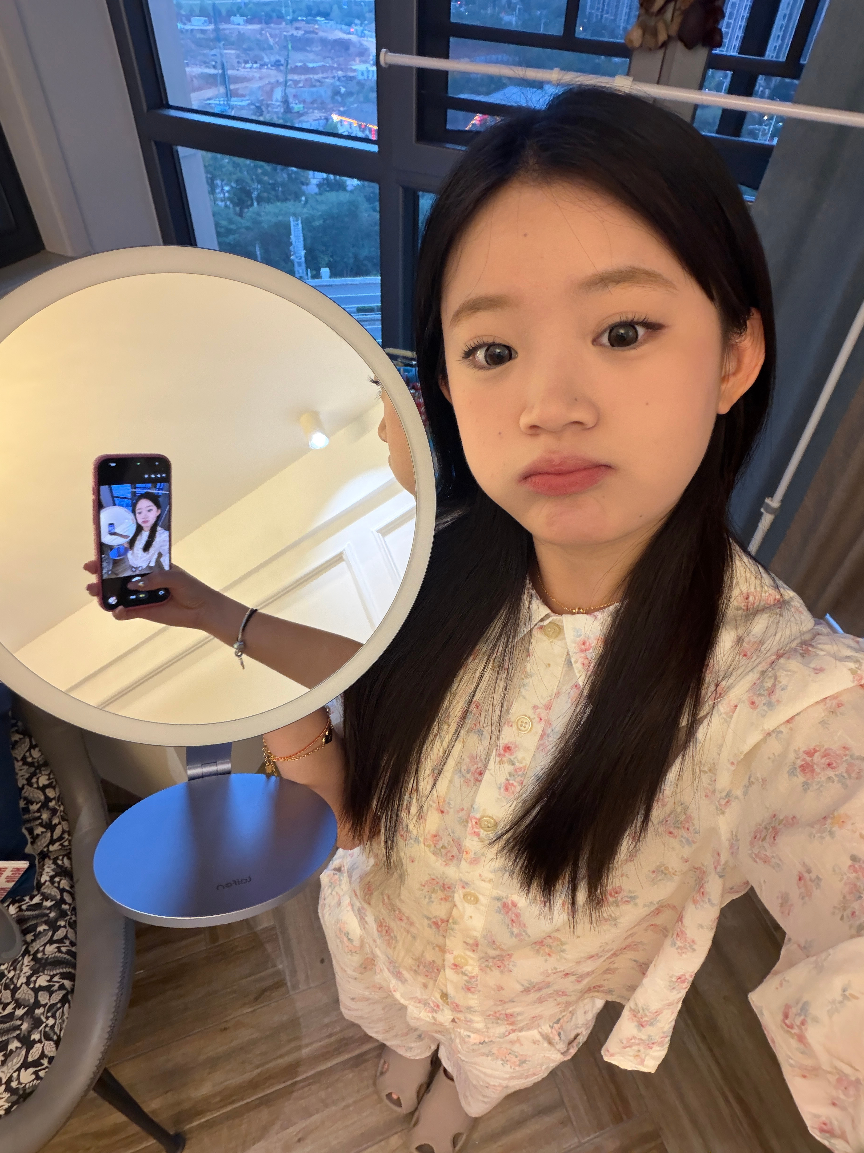 哇塞，宝贝们，我找到我的天菜化妆镜了m9化妆镜镜子特别大，而且他这个灯好智能就是