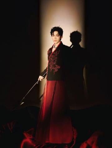 王星越跨年舞台特别设计 王星越好适合这种风格，咱就是说他的少年侠客风和自己本身的