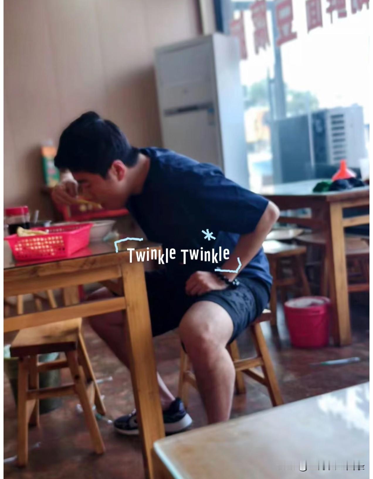 梁副队其实也不算胖，怎么那么多人叫他大胖呢！
看这张照片，梁副队的头身比例很好，