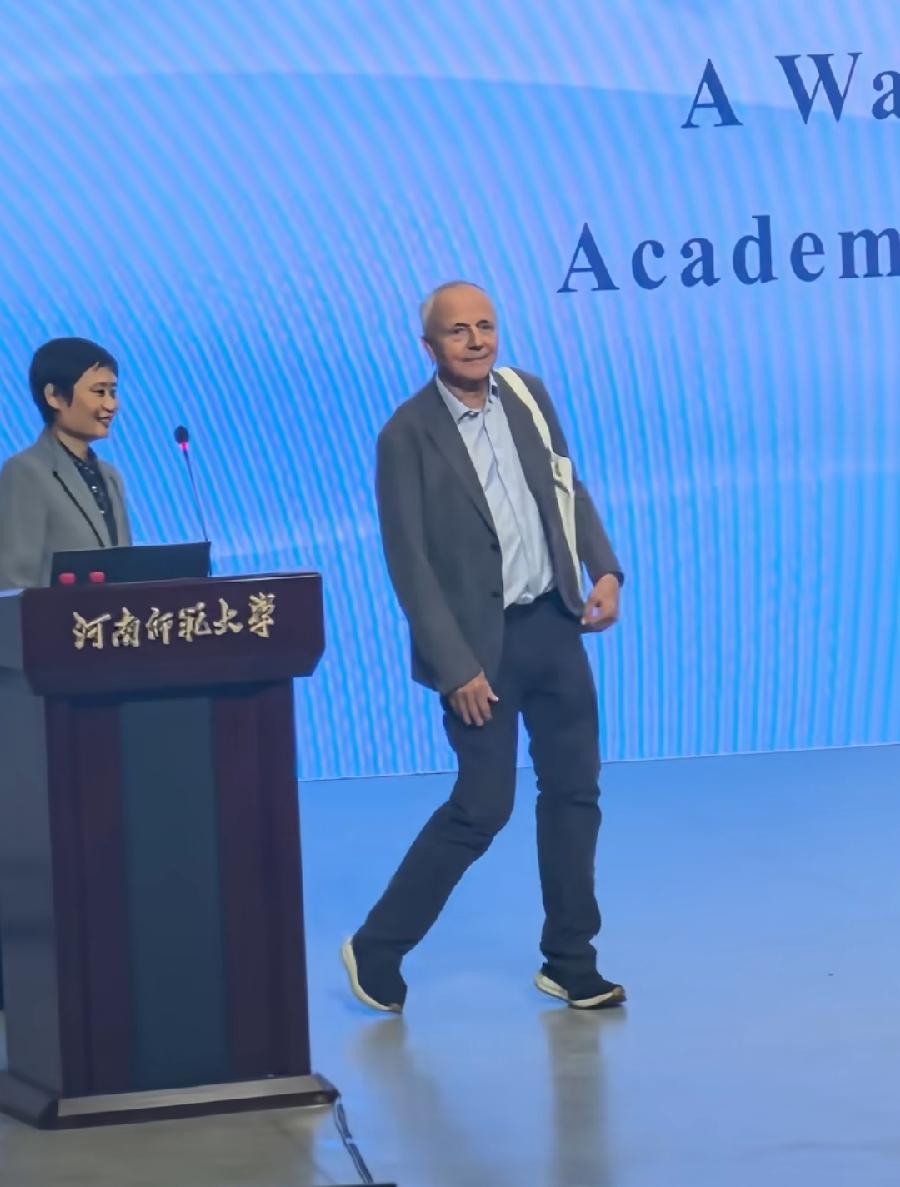 河南师范大学厉害了，诺奖医学奖得主又来了，德国内格尔上门讲座，进场上台时，左腿明