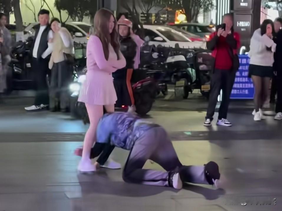 这谁能看得懂？男孩大街上钻女孩的裤裆，女孩刚开始抱着双臂，非常高冷，后又摇摆着手