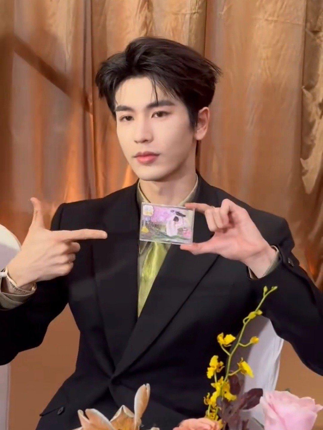 张凌赫说祝大家发财 哈哈哈哈张凌赫今天的造型，帅到没朋友啊！不知道的还以为张凌赫