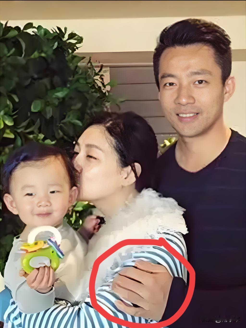 两人真爱是什么模样？前一张是卑微孤独，后一张满脸幸福！

因为颜值相当，汪小菲和