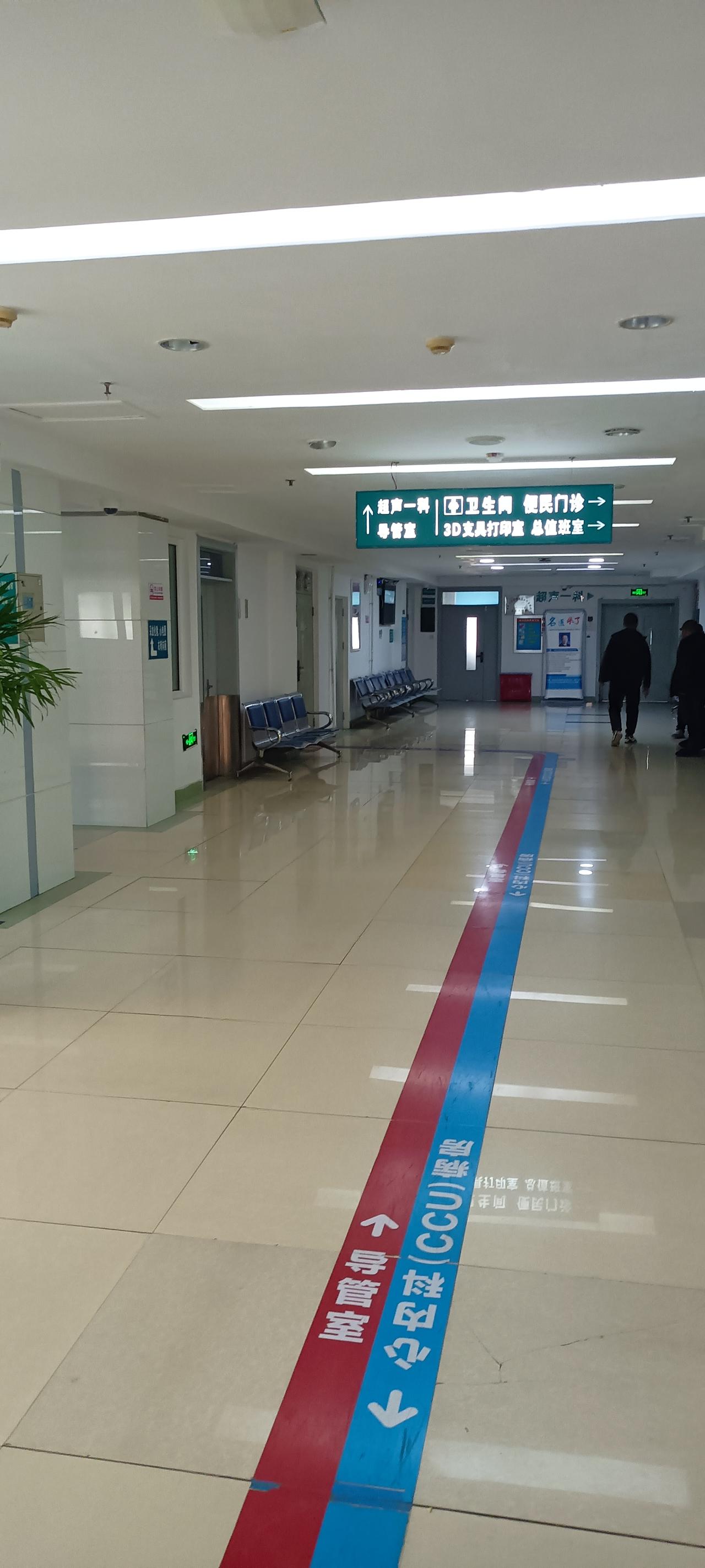 还没到七点，我就带我妈妈来了医院，早点来做个检查，也就是挂号费多花点而已。
挂的