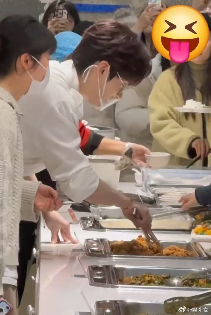 魏哲鸣一边饭撒一边撒饭 这才是真正的双向奔赴饭撒吧🍚！魏哲鸣不仅俘获大家的心，