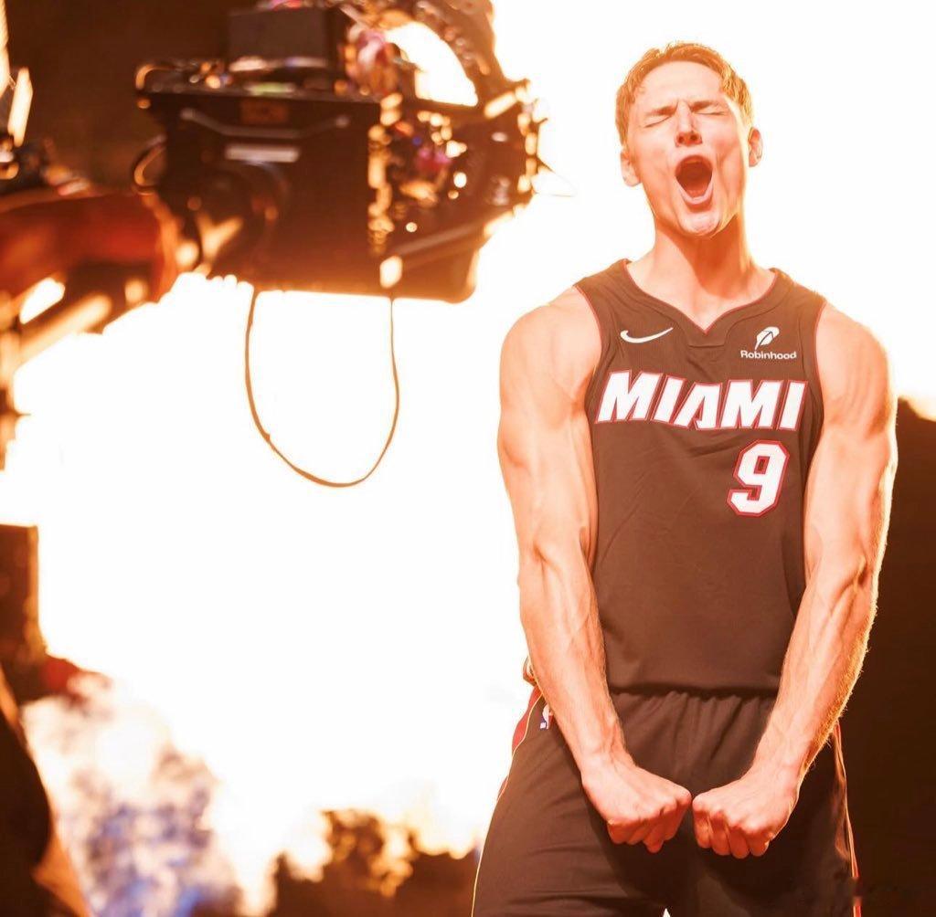 吃饺子啦，热火终于赢球了✌️点赞，给大家送个NBA官方小礼品，元旦节抽给大家当做