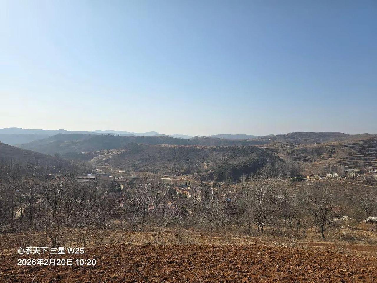 七律·丙午春望        字臻仙晴郊极目势如虹，万里山河入望中。新土翻香藏社