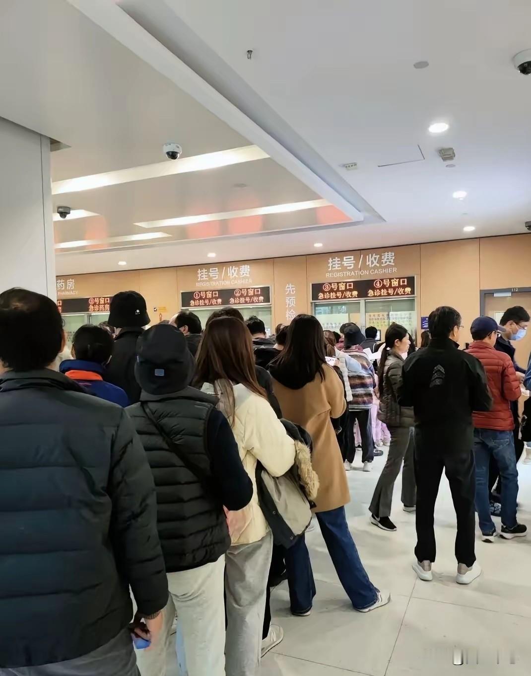 去了一趟医院，感觉哪哪都是人！尤其是缴费窗口，都排起了好几条长龙，看到都心慌，幸