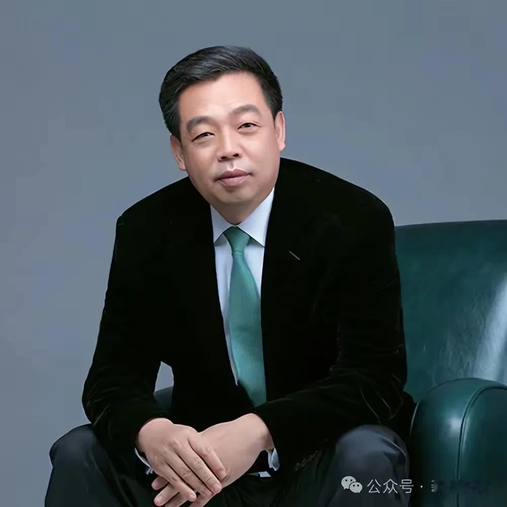 汪林鹏就是个卖家具的。
房市火的那些年，家具也卖得特别好。家具的利润很高，几块木