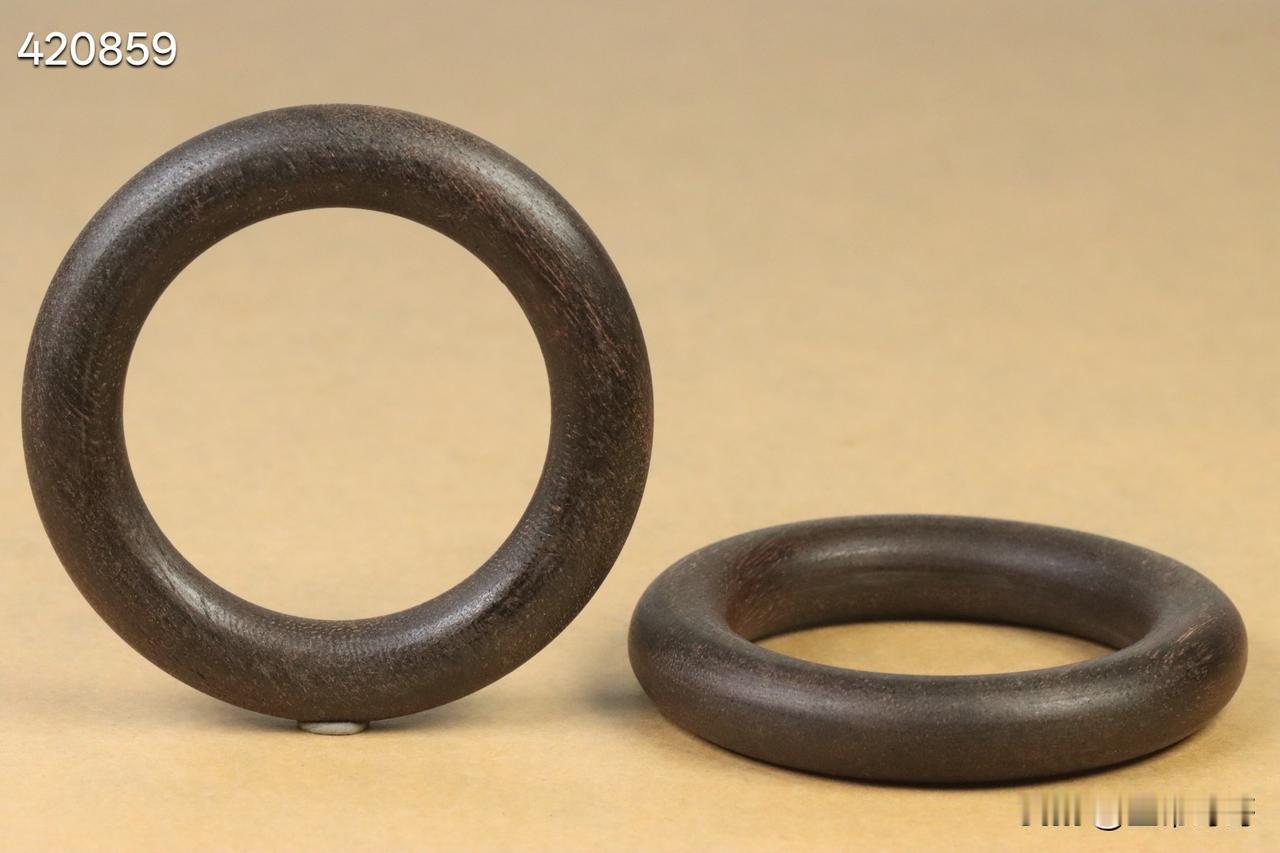 清代  老沉香素纹手镯一对。

规格：8.97*6.00*1.50cm  8.9