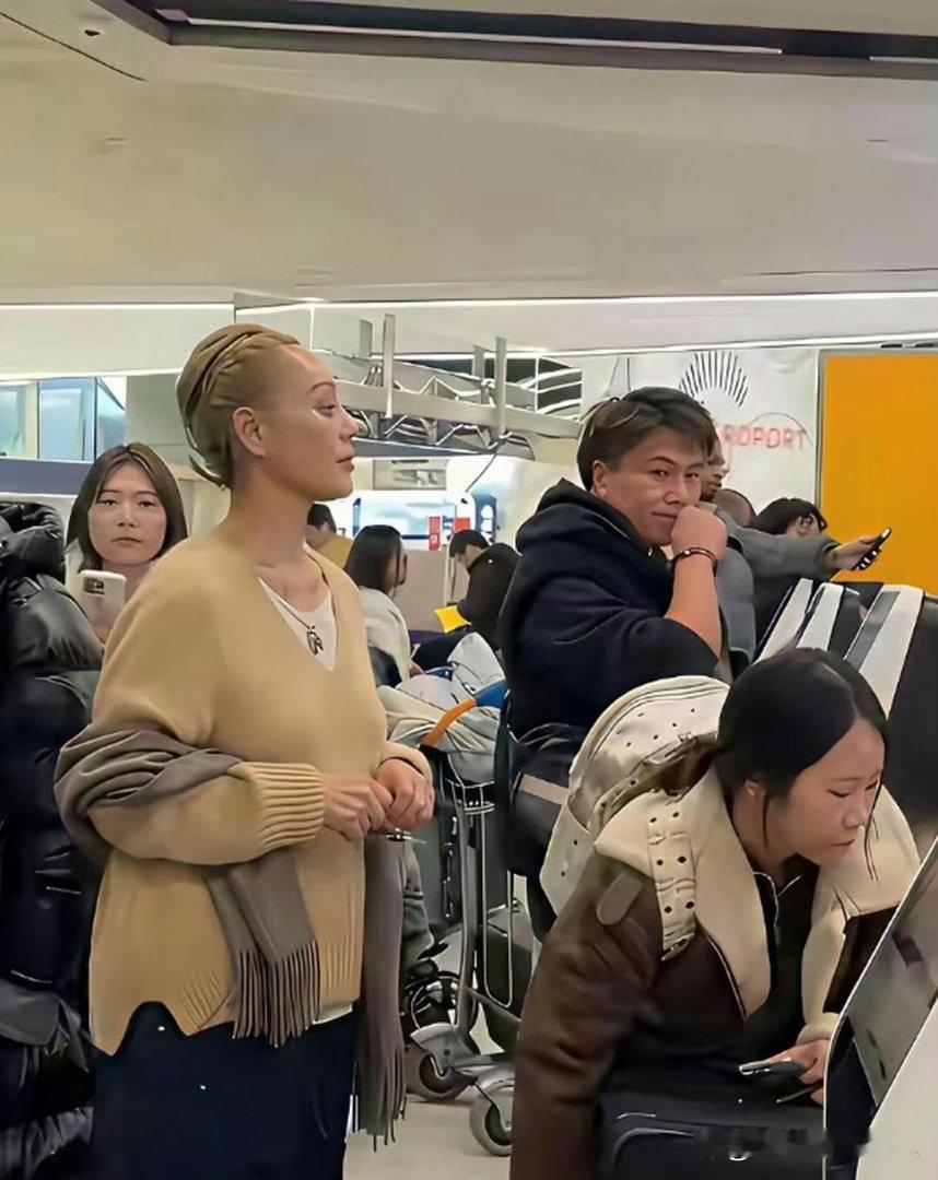 宁静短发造型利落飒爽，酷感十足，气场直接拉满。 