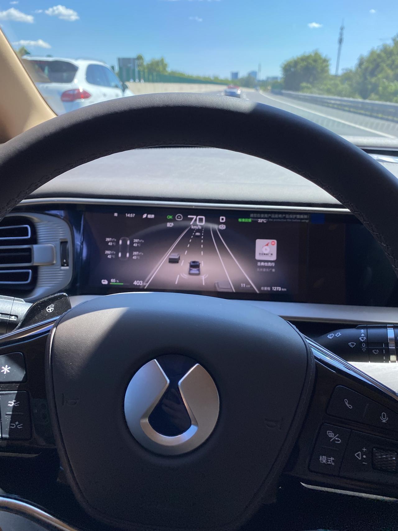 腾势D9纯电车，充满电显示能跑605公里，在北京市区跑最少能跑600公里，还是挺