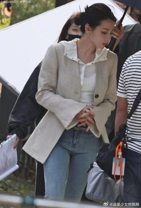 迪丽热巴新剧西装造型  迪丽热巴新剧《虽然不能同时拥有一切》西装造型，干练帅气的