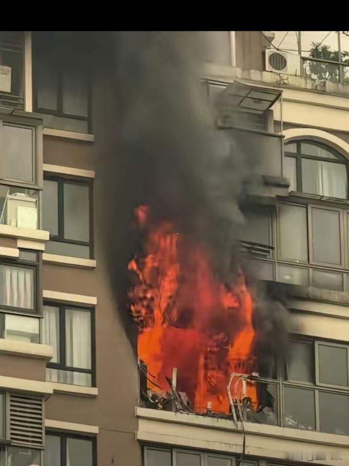 太可怕了!自己家烧光光，邻居家也跟着遭殃!
这家是因为扫地机锂电池起火的，真是没
